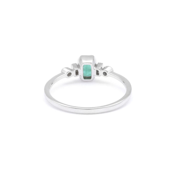 Anillo diseño especial con diamantes y esmeralda en oro blanco 14 kilates.