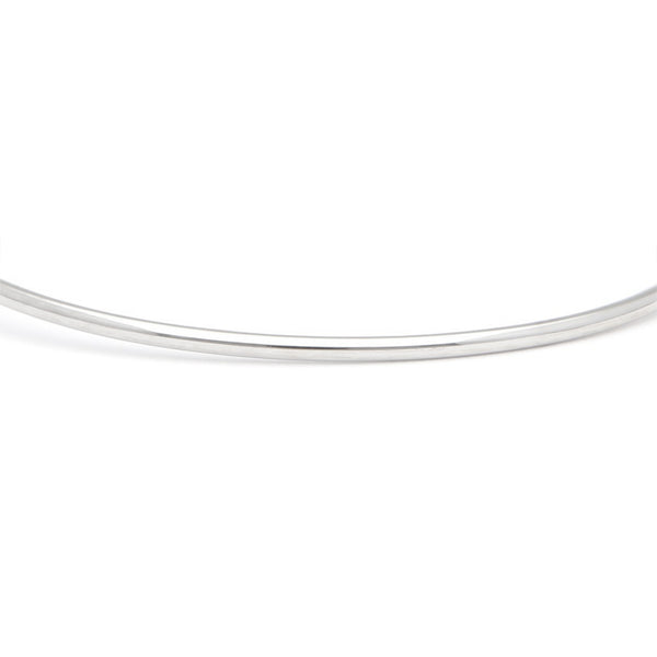 Pulsera de arillo abierta con diamantes en oro blanco 14 kilates.