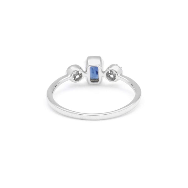 Anillo diseño especial con diamantes y zafiro en oro blanco 14 kilates.