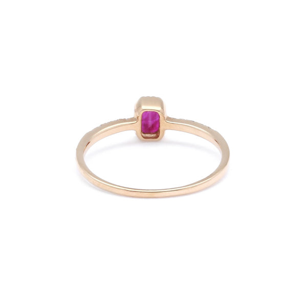 Anillo diseño especial con diamantes y rubí en oro rosa 14 kilates.