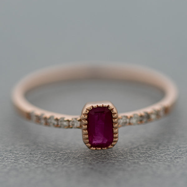 Anillo diseño especial con diamantes y rubí en oro rosa 14 kilates.