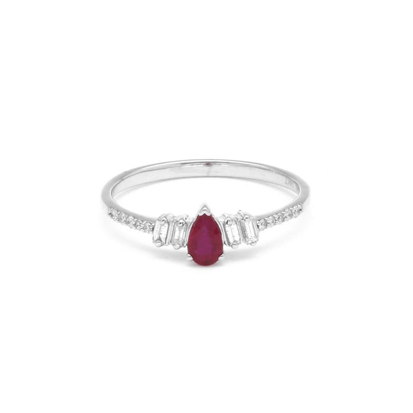 Anillo diseño especial con diamantes y rubí en oro blanco 14 kilates.