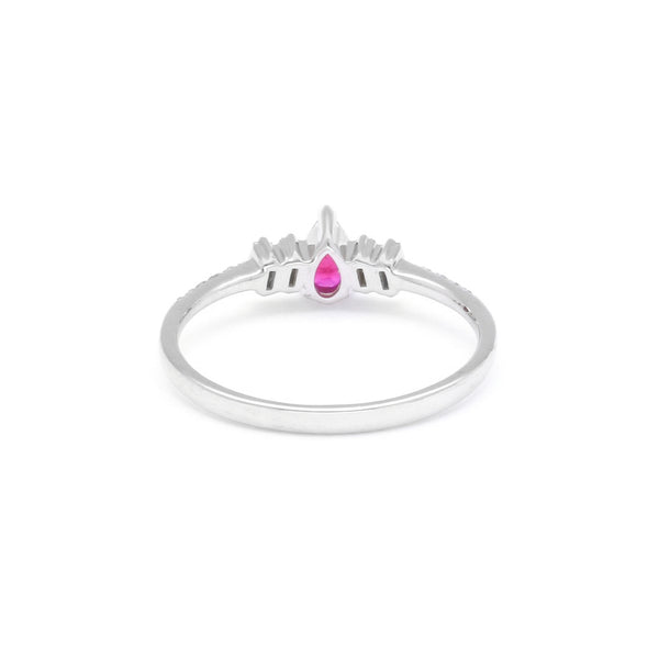 Anillo diseño especial con diamantes y rubí en oro blanco 14 kilates.