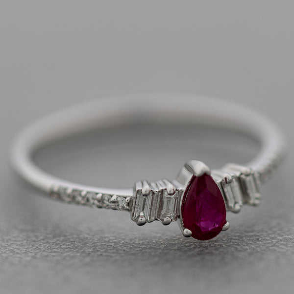 Anillo diseño especial con diamantes y rubí en oro blanco 14 kilates.