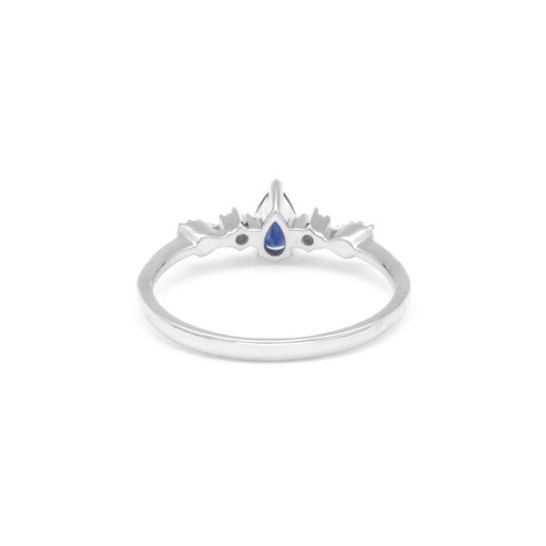 Anillo diseño especial con diamantes y zafiros en oro blanco 14 kilates.