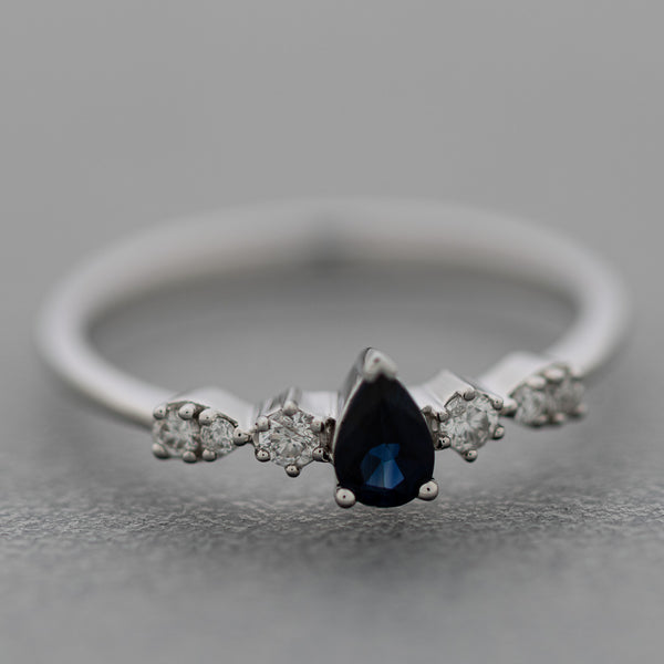 Anillo diseño especial con diamantes y zafiros en oro blanco 14 kilates.