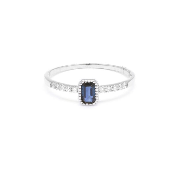 Anillo diseño especial con diamantes y zafiro en oro blanco 14 kilates.