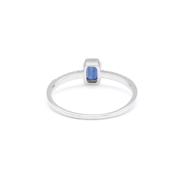 Anillo diseño especial con diamantes y zafiro en oro blanco 14 kilates.