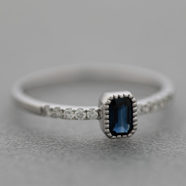 Anillo diseño especial con diamantes y zafiro en oro blanco 14 kilates.