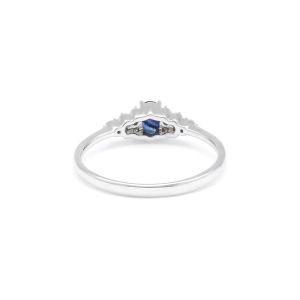 Anillo diseño especial con diamantes y zafiro en oro blanco 14 kilates.