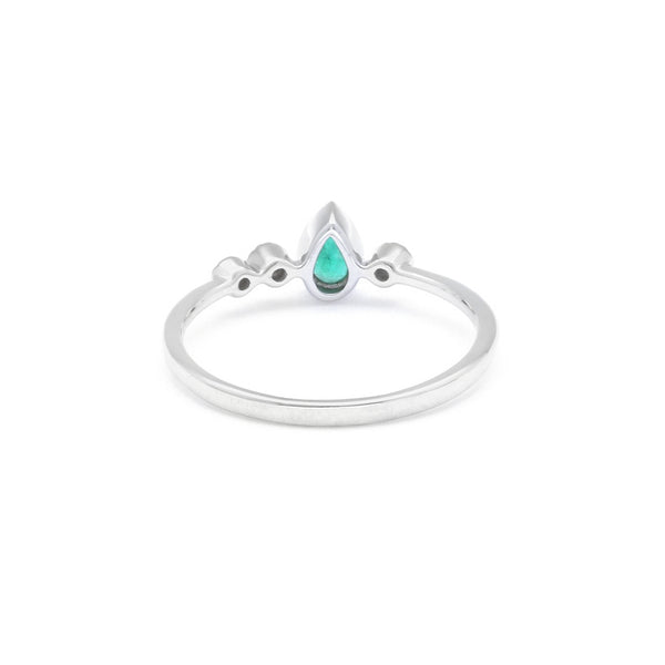 Anillo diseño especial con diamantes y esmeralda en oro blanco 14 kilates.