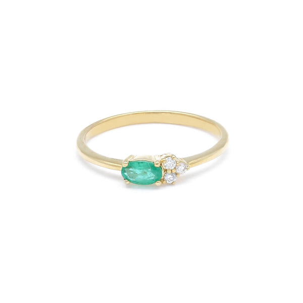 Anillo diseño especial con diamantes y esmeralda en oro amarillo 14 kilates.