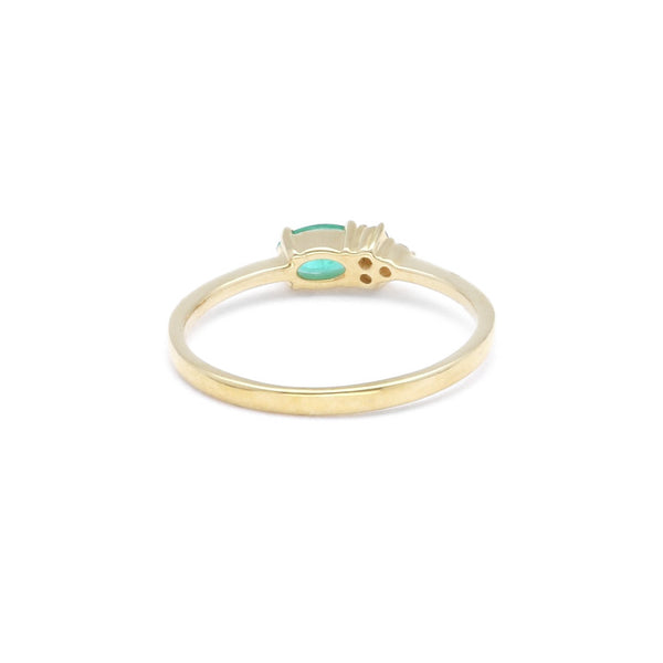 Anillo diseño especial con diamantes y esmeralda en oro amarillo 14 kilates.