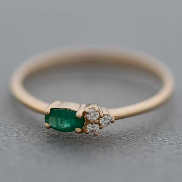 Anillo diseño especial con diamantes y esmeralda en oro amarillo 14 kilates.