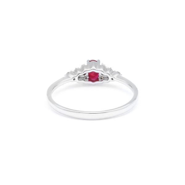 Anillo diseño especial con diamantes y rubí en oro blanco 14 kilates.