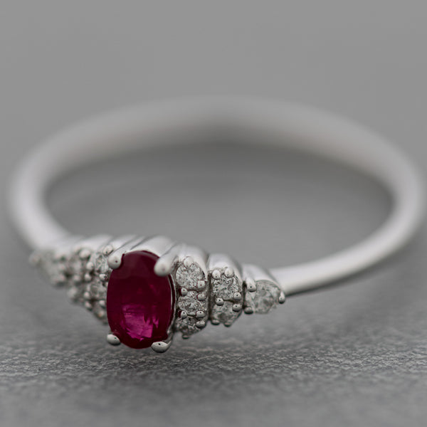 Anillo diseño especial con diamantes y rubí en oro blanco 14 kilates.