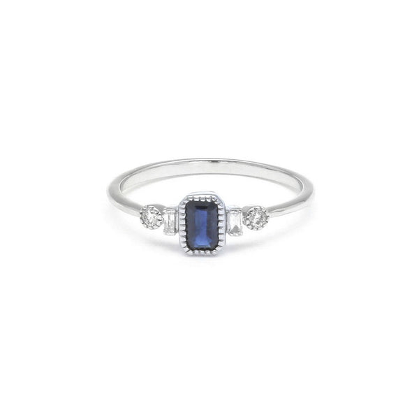 Anillo diseño especial con diamantes y zafiros en oro blanco 14 kilates.