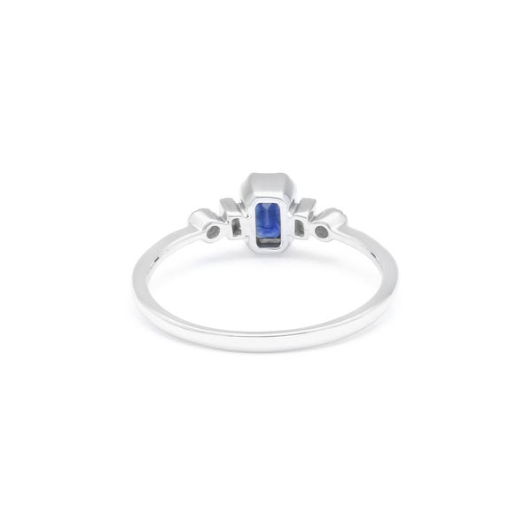 Anillo diseño especial con diamantes y zafiros en oro blanco 14 kilates.