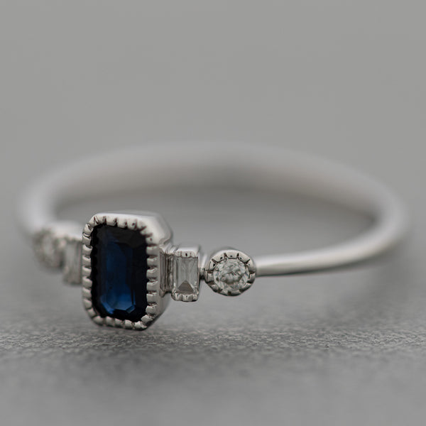 Anillo diseño especial con diamantes y zafiros en oro blanco 14 kilates.