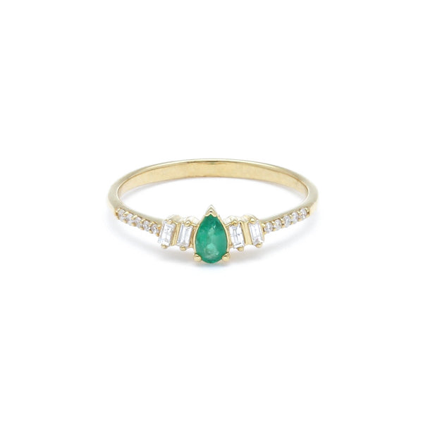 Anillo diseño especial con diamantes y esmeralda en oro amarillo 14 kilates.