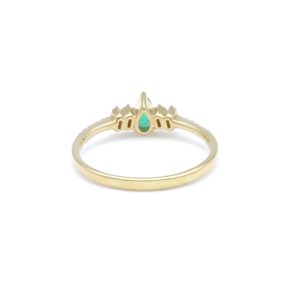 Anillo diseño especial con diamantes y esmeralda en oro amarillo 14 kilates.