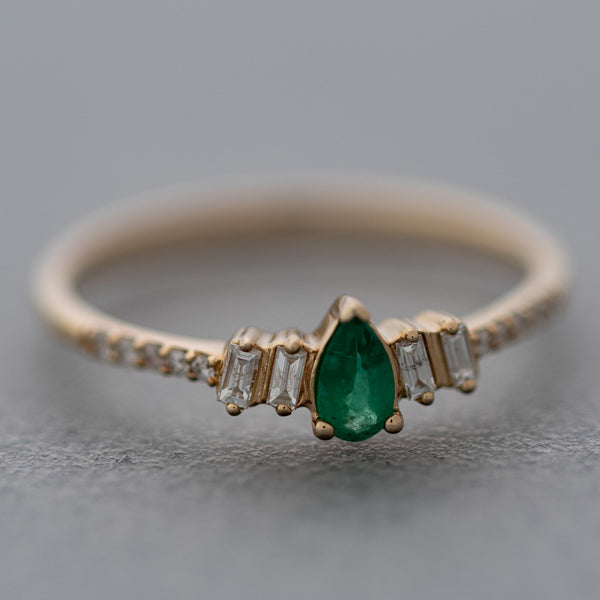 Anillo diseño especial con diamantes y esmeralda en oro amarillo 14 kilates.