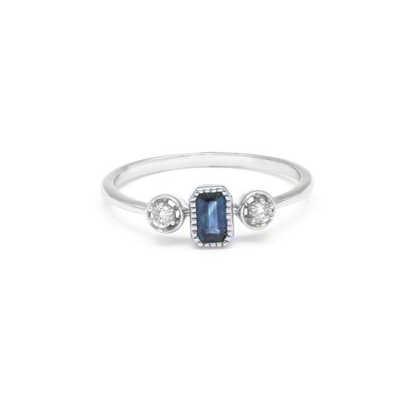 Anillo diseño especial con diamantes y zafiro en oro blanco 14 kilates.