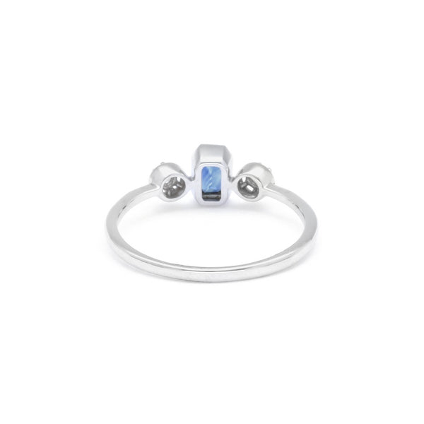 Anillo diseño especial con diamantes y zafiro en oro blanco 14 kilates.