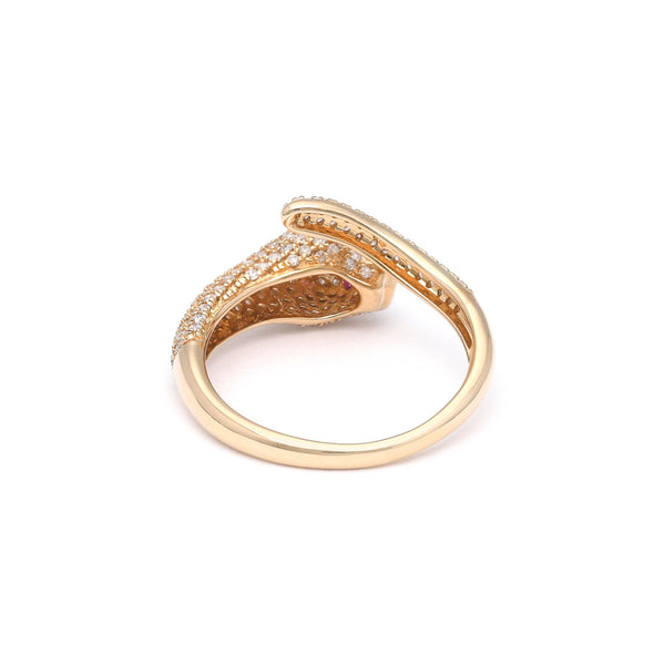 Anillo abierto motivo pantera con diamantes y rubí en oro amarillo 14 kilates.