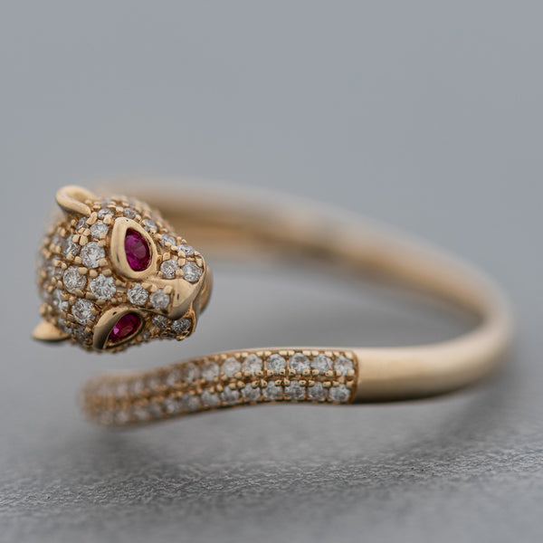 Anillo abierto motivo pantera con diamantes y rubí en oro amarillo 14 kilates.