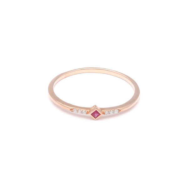 Anillo diseño especial con diamantes y rubí en oro rosa 14 kilates.