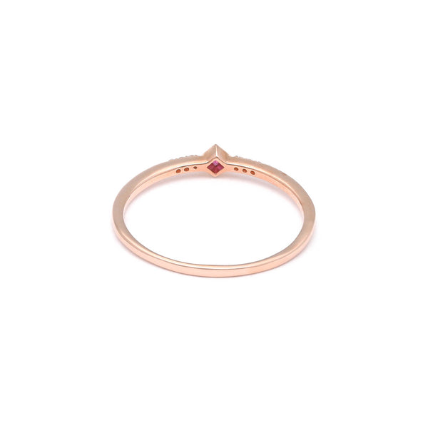 Anillo diseño especial con diamantes y rubí en oro rosa 14 kilates.