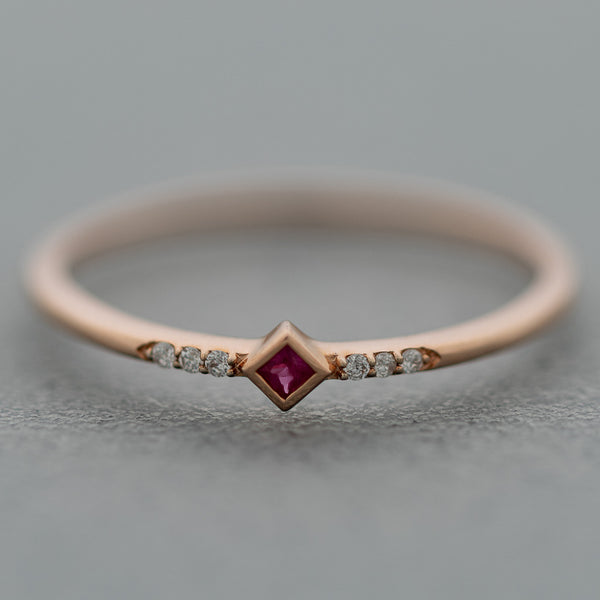 Anillo diseño especial con diamantes y rubí en oro rosa 14 kilates.