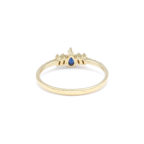 Anillo diseño especial con diamantes y zafiro en oro amarillo 14 kilates.