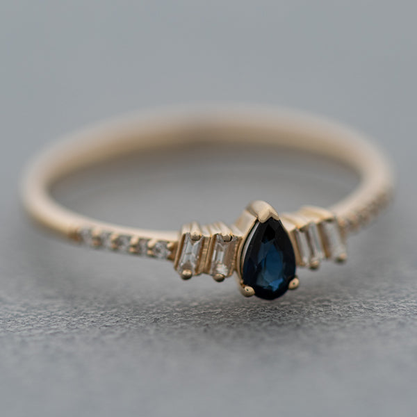Anillo diseño especial con diamantes y zafiro en oro amarillo 14 kilates.