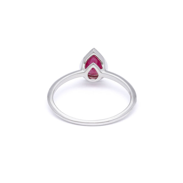 Anillo diseño especial con diamantes y rubí en oro blanco 14 kilates.