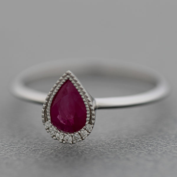 Anillo diseño especial con diamantes y rubí en oro blanco 14 kilates.