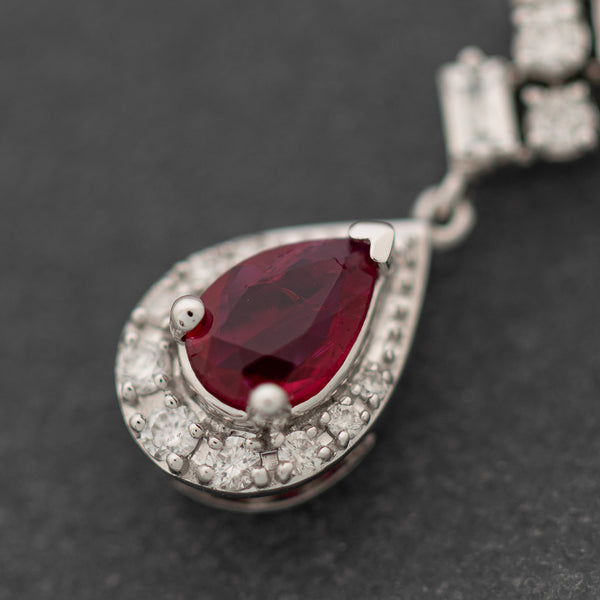 Gargantilla eslabón cruzado con colagante, diamantes y rubí en oro blanco 14 kilates.
