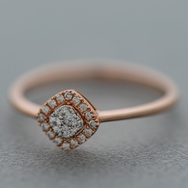 Anillo diseño especial con diamantes en oro rosa 14 kilates.