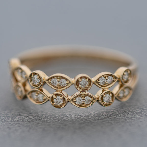 Anillo calado con diamantes en oro amarillo 14 kilates.