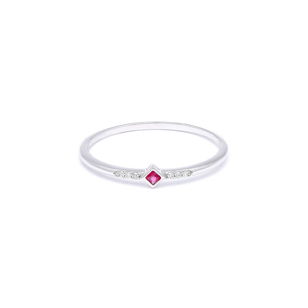 Anillo diseño especial con diamantes y rubí en oro blanco 14 kilates.
