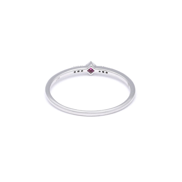 Anillo diseño especial con diamantes y rubí en oro blanco 14 kilates.