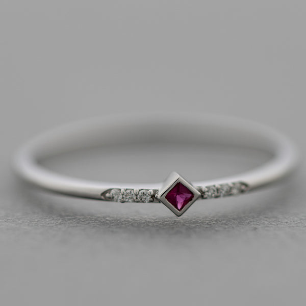 Anillo diseño especial con diamantes y rubí en oro blanco 14 kilates.
