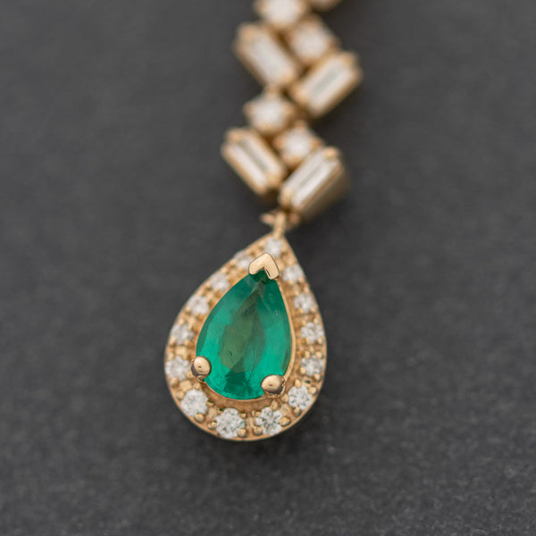 Gargantilla eslabón cruzado con colgante de diamantes y esmeralda en oro amarillo 14 kilates.