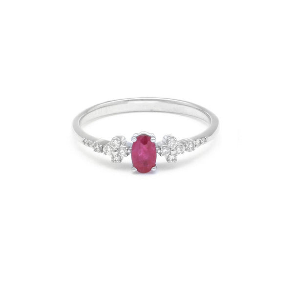 Anillo diseño especial con diamantes y rubí en oro blanco 14 kilates.