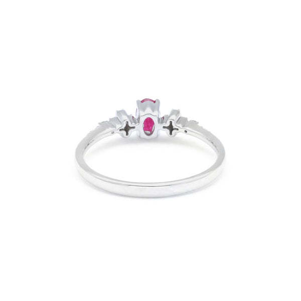 Anillo diseño especial con diamantes y rubí en oro blanco 14 kilates.