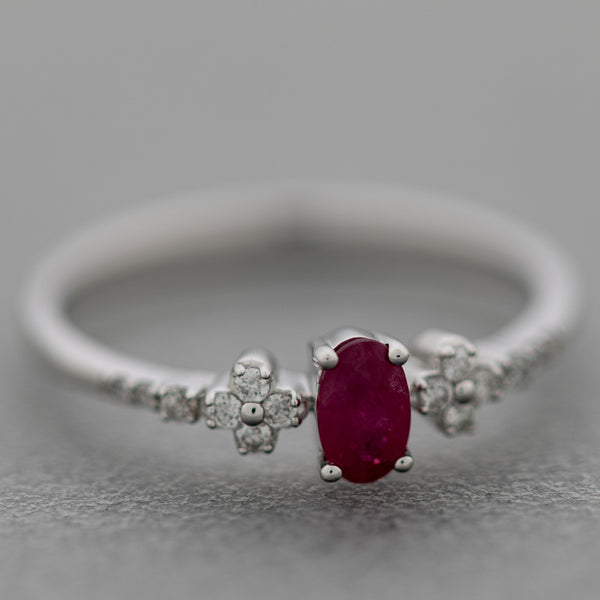 Anillo diseño especial con diamantes y rubí en oro blanco 14 kilates.