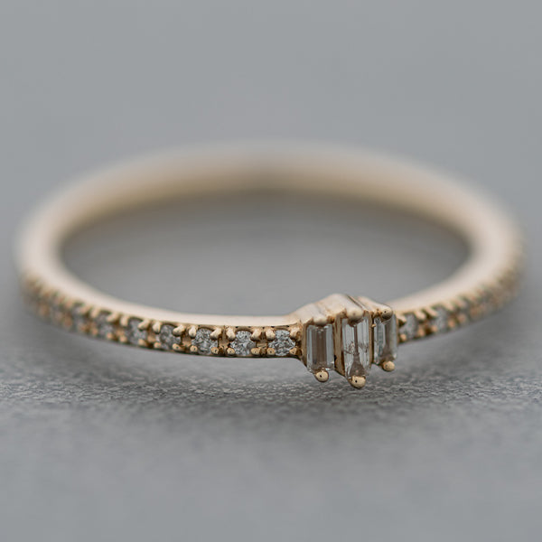 Anillo de compromiso con diamantes en oro amarillo 14 kilates.