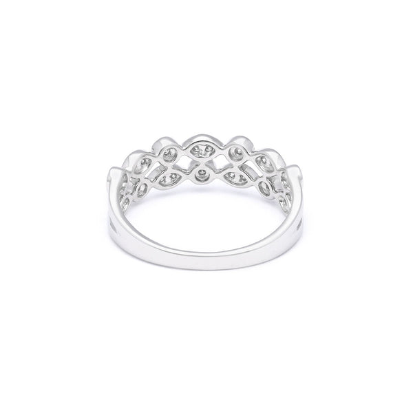 Anillo diseño especial con diamantes en oro blanco 14 kilates.