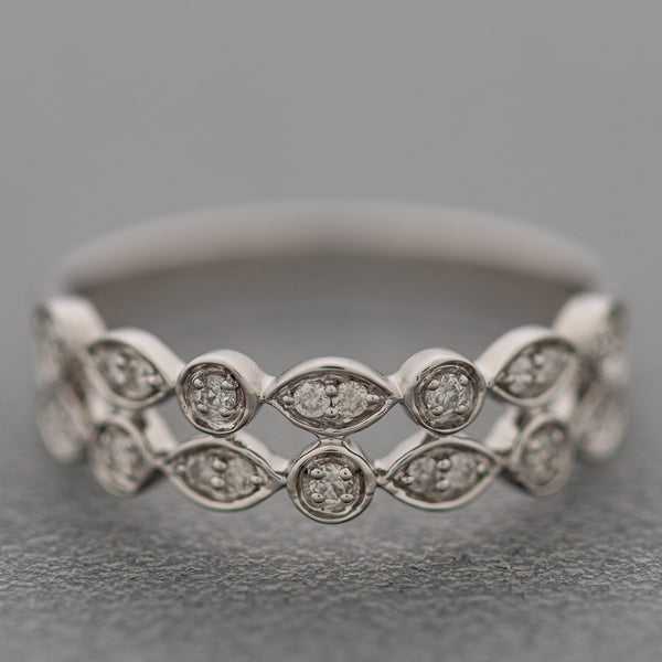 Anillo diseño especial con diamantes en oro blanco 14 kilates.